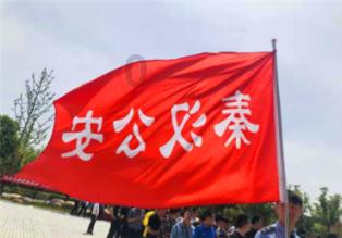 铁笼中的小鹿逃脱